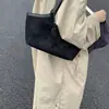 Bolso de mano informal de gamuza para mujer 2025 Otoño Nuevo estilo de gama alta estilo extranjero de un solo hombro accesible para la axila Bolso de mano de lujo