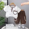 Roupa de Verão para Meninos 2025 Novo Estiloso Roupa de Verão para Bebê Conjunto de Duas Peças com Estampa de Letras Manga Curta Shorts para Bebês