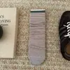 Meias versáteis de cano médio, meias listradas color-block estilosas estilo coreano, meias largas femininas, perfeitas para outono e inverno, e combinam bem com sandálias Birkenstock