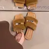 Chinelos peludos casuais de sola macia, novo modelo outono 2026, chinelos slip-on de sola plana de luxo discreto para mulheres, adequados para sair, atacado