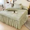 Falda de cama de una sola pieza de algodón cepillado estilo coreano, estilo simple, color sólido, universal para todas las estaciones, amigable con la piel, algodón puro, cubierta de cama antideslizante, juego de tres piezas