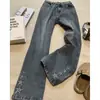 Calça jeans masculina reta, de corte solto, estilo streetwear americano com bordado de estrela de cinco pontas, moderna e estilosa, afina a silhueta, calça longa levemente alargada