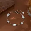 Joia de Mão Levemente Luxuosa com Zircônia Inlaid Galvanizada a Ouro Real para Mulheres, Pulseira de Cabacinha de Concha Natural Estilo Chinês Novo de Alta Qualidade Atacado