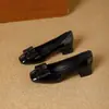 Sapatos Mary Jane Femininos Não Cansativos Primavera e Outono Novo Estilo Couro Patentado Francês Fivela Quadrada Salto Médio Salto Bloco Slip-On Baixo