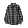 Camisa xadrez retro G-stone com bolsos de patch colocados diagonalmente, uma camisa masculina casual de manga comprida com corte solto e colarinho de lapela
