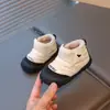 Botas de cuero para niños, botines cortos para niñas, nuevo estilo de invierno, zapatos de cuero cálidos de felpa para niñas, zapatos de algodón antideslizantes de suela suave para niños