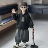 Conjunto de Moletom com Capuz Cartoon para Meninos Primavera e Outono Estilo Coreano Roupas Esportivas Bonitas Infantis Conjunto de Duas Peças Crianças Pequenas e Médias Roupas Infantis para Comércio Exterior