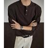 Gerente de Tienda Maneja la Entrega de Camiseta Básica de Manga Larga Estilo Waffle Henley con Cuello para Hombre, Dos Piezas Imprimibles