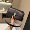 Bolsa quadrada pequena de couro encerado retrô para mulheres, nova bolsa transversal com corrente para ombro 2024, bolsa de mão de nicho de alta qualidade para o dia a dia