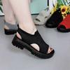 Sandalias de madre 2023 Verano nuevas sandalias de plataforma alta elásticas tejidas peso ligero tacón medio suela suave sandalias ligeras para mujer