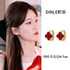 Brincos de Prata 925 com Pino no Mesmo Estilo de Zhao Lusi, Apresentando um Design de Trevo de Quatro Folhas Vermelho, Oferecendo uma Sensação Leve de Luxo e Alta Qualidade, Brincos Elegantes e Versáteis