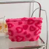 Inverno 2025 Novo Estofado Fresco e Fofo Bolsa Cosmética de Amor Portátil Produtos de Cuidados com a Pele Bolsa de Armazenamento de Batom Bolsa de Mão