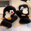 Luvas de Pelúcia de Pinguim Fofo para Mulheres, Novo Modelo Inverno 2025, Quentes, Forradas com Lã, Espessadas, à Prova de Vento, Resistentes ao Frio, com Alça de Pescoço