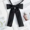 Corbata para Ropa de Licenciatura JK Camisa de Mujer Corbata sin Corbata Foto de Graduación Flor de Solapa Estilo Universitario Lazo Cinta Rojo Vino