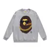 Marca moderna de estilo japonês com estampa de desenho animado de cabeça de macaco, nova blusa de moletom casual de gola redonda em terry de corte solto para homens e mulheres, adequada para adolescentes no outono e inverno