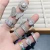 Anillo de circón exquisito de lujo ligero de alta calidad, versátil, microincrustado, color dorado, de larga duración, anillo de moda de circón completo, joyería al por mayor