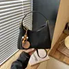 Bolsa feminina casual estilo coreano transfronteiriça, novo modelo outono 2026, bolsa de ombro versátil e de alta qualidade, bolsa transversal tipo bolinho de grande capacidade