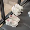 Tenis para niños pequeños, zapatos de caminar para bebés de suela blanda, nuevo estilo primavera 2025, zapatillas tipo 'dad shoes' para niñas, zapatillas deportivas casuales para niños