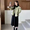 Foto real de la nueva ropa de otoño e invierno para mujer de talla grande de 2026: conjunto de suéter, falda básica, abrigo de lana verde