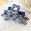 Pinza para el pelo con textura estilo coreano, superficie AB, color azul mezclilla, etiqueta de tela con lazo, accesorio para el cabello 2025, nuevo, dulce y genial, pinza de tiburón