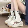 Zapatillas de entrenamiento alemanas ligeras estilo coreano, nuevo modelo verano 2026, zapatillas casual versátiles de suela blanda, cordones, zapatillas blancas para mujer que aumentan la altura
