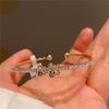 Pulsera de oro electrochapado de 14K con dos pequeñas flores, circonita, abertura ajustable, pulsera de circonitas incrustadas, temperamento, cuerda de mano