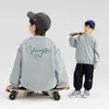 Nova Blusa de Moletom para Meninos 2025 Estilo Primavera e Outono Roupas de Outono Infantis Tops Color Block com Estampa de Letras para Crianças Maiores Primavera e Outono