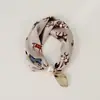 Bufanda Pequeña de Seda Estilo Nuevo con Hebilla Magnética Perezosa y Tacto de Alta Gama, Cadena de Perlas para Clavícula para Mujer, Bufanda Pequeña con Elemento de Carruaje de Lunares Paisley
