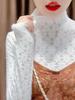 Camisa pequeña elegante de cuello alto medio de otoño e invierno 2023 con base de encaje de terciopelo para mujer