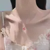 Colar Flor de Cerejeira com Gota de Óleo Rosa para Mulheres Corrente Fina em Ouro Rosa Flor de Diamante Pequena Corrente de Clavícula Nicho Menina Gentil Corrente Versátil