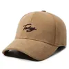 Boné de Baseball Quente de Lã de Cordeiro Novo Outono e Inverno Feminino, Versátil Estilo Coreano com Design de Letra Bordada, Boné Moderno para Afinar o Rosto