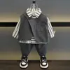 Conjunto de Tres Piezas para Niños de Primavera y Otoño, Atuendo Elegante Estilo Coreano con Chaleco y Camisa para Bebés y Niños Pequeños, Ropa Infantil de Otoño de Moda