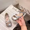 Sapatos de Princesa Estilosos para Crianças 2026 Novo Estilo de Verão Sandálias Fechadas com Laço para Meninas Sapatos de Couro Macio para Meninas