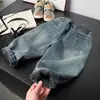 Pantalones vaqueros con forro polar para niños y niñas 2025 Engrosados Nuevo estilo Pantalones largos para niños pequeños Otoño Invierno Elegantes Versátiles