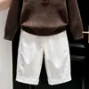 Roupas infantis coreanas coleção outono/inverno 2026: suéter de tricô com gola alta e textura marrom e calça branca reta da moda para crianças
