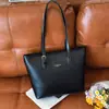 Bolsa Nova Feminina Transfronteiriça Grande Capacidade Versátil para o Trabalho Bolsa de Ombro Estilo Coreano Bolsa Tote de Nicho Bolsa de Ombro Única de Alta Qualidade