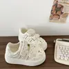 Novos Sapatos Brancos Versáteis para Meninas Femininos 2026 Novos Outono Tênis de Skate Sola Grossa Super Bonitos Sapatos de Lona Sapatos de Pão