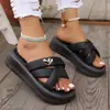 2025 Novos Chinelos de Verão de Couro Macio de Sola Grossa para Mulheres Usarem Cruzados Sola Macia Sapatos de Praia Chinelos Casuais Estilo Fada