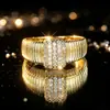 Yanbai Transfronterizo Europa y América Venta Caliente Oro Banda Ancha Rayas Horizontales Anillo de Diamantes Pavimentados Lujo Personalidad Banda Blanca Moda Temperamento Anillo para el Dedo