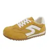 Zapatillas de entrenamiento de moda amarillas alemanas para mujer, zapatillas casuales de malla transpirable para el verano 2026, zapatillas casuales de estilo universitario con cordones