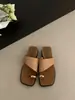 Sandálias de Metal com Tira para Dedos para Mulheres, Uso ao Ar Livre, Novo Estilo 2026, Sandálias de Tiras Trançadas em Palha, Slip-Ons de Nicho para Férias