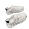 Zapatos cómodos de suela blanda de piel de vaca de primera capa para mujer, nuevo estilo casual de zapatillas blancas para principios de otoño 2026