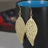 Recolección Transfronteriza de Pendientes Metálicos con Hojas Geométricas Escarchadas, Ganchos para Orejas Creativos Personalizados con Borla de Hoja Redonda Hueca