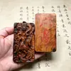 Amuleto "Sin Preocupaciones" de madera de azufaifo alcanzada por un rayo con un colgante finamente tallado por ambos lados de un Guan Gong matador de dragones montando a caballo, artículo de artesanía en madera, collar para colgar en el cuello