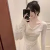 Top de tricô base macio e pegajoso com gola pendurada em estilo preguiçoso para mulheres, novidade para outono e inverno, top íntimo doce e picante de um ombro só