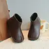 Botas de cano curto retrô para meninas, botas Martin simples estilo britânico, nova coleção outono 2026, botas de couro da moda com sola macia, botas de tornozelo estilo coreano