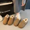 Coleção de inverno 2026: Sapatos estilo Birkenstock femininos, forrados com fleece, de sola grossa, apresentando material camurçado, forro de algodão quente e um design retrô slip-on com textura felpuda.