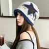 Gorro de punto estilo coreano con bordes enrollados para mujer, adecuado para otoño e invierno, versátil para usar al aire libre, cálido, protege los oídos y hace que el rostro parezca más pequeño; un gorro elegante