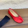 Sapatos femininos estilo francês de cetim plissado com laço e bico dividido (formato de casco de porco), novos mocassins planos slip-on da primavera de 2026