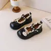 Sapatos infantis de couro para meninas, sapatos de princesa, novo estilo outono 2025, sapatos de sola macia para bebês.